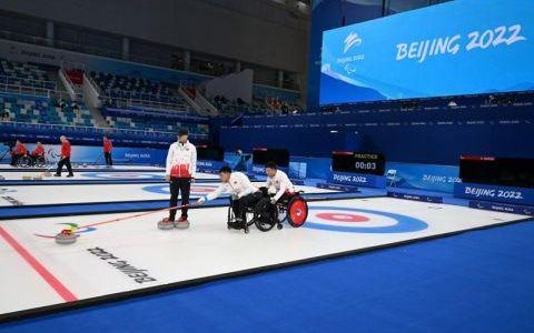 中国轮椅冰壶队对战加拿大，首赛放松心态迎接对手
