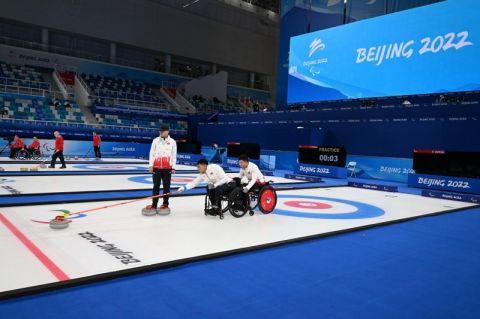 中国轮椅冰壶队对战加拿大，首赛放松心态迎接对手