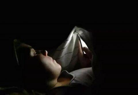 睡前玩手机的危害可能远比你想象还要的严重！