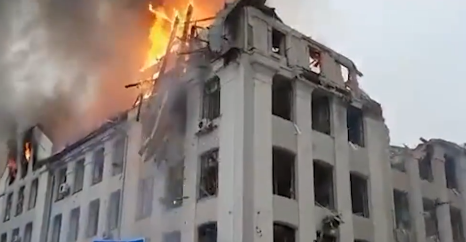 乌克兰哈尔科夫市警察局和安全局遭到袭击:建筑物楼顶被掀，残骸带着火掉落