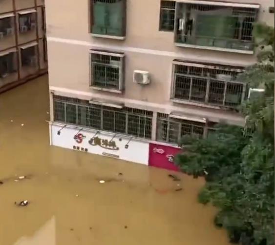 航拍广东清远英德市洪水现场：水位接近屋顶，浛洸镇洪水达到2楼:“龙舟水”