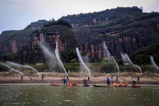 江西众多旅游景点中虎龙山 “前景可观”，是典型的丹霞地貌和自然文化遗产地