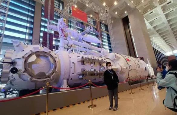 回望飞天路“中国载人航天工程三十年成就展”在国博开幕