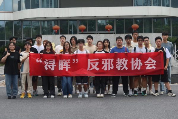 助农八年，歌手缪杰用侗语唱响村超，为乡村振兴呐喊助威