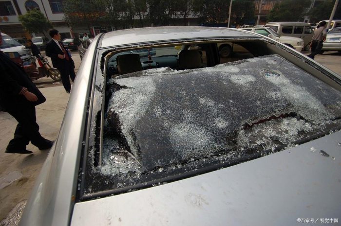 浙江多地遭遇恐怖冰雹袭击，车窗被砸穿，保险公司电话被打爆